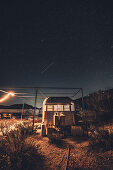 Wohnwagen unter Sternenhimmel im Joshua Tree National Park, Joshua Tree, Los Angeles, Kalifornien, USA, Nordamerika