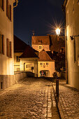 Mittleres Tor in Berching zur Blauen Stunde, Neumarkt in der Oberpfalz, Oberpfalz, Bayern, Deutschland