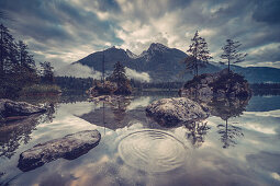 Blick über den Hintersee mit bewachsenen Felsinseln im Vordergrund auf Schärtenspitze und Kleinkalter, Berchtesgadener Land, Bayern, Deutschland