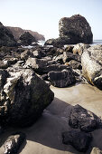 Nasse Felsen am Strand von Big Sur, Kalifornien, USA.