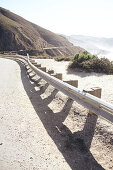 Leitplanke am Highway 1 mit Blick auf die Santa Lucia Range und den Pazifik, Big Sur State Park, Kalifornien, USA.