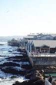 Besucherterasse auf Ozeanseite des Monterey Bay Aquariums in Monterey, Kalifornien, USA.