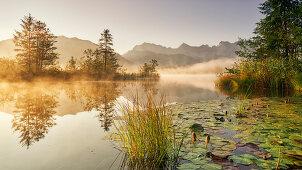 Sonnenaufgang am Barmsee mit Blick Richtung Karwendelmassiv, Bayern, Deutschland.