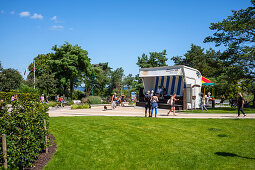 Promenade in Heringsdorf mit übergroßem Strandkorb, Grünflächen, Urlauber und Touristen, Usedom, Mecklenburg-Vorpommern, Deutschland