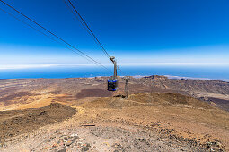 Sicht vom Gipfel des Teide Vulkans (3.555 m) auf ankommende Gondel an Seilbahn Bergstation, Teneriffa, Spanien