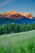 Wettersteingebirge mit Alpspitze und Zugspitze im Morgenlicht, Werdenfelser Land, Bayerische Alpen, Oberbayern, Bayern, Deutschland