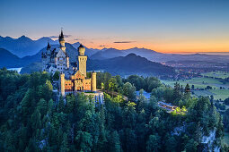  Schloss Neuschwanstein, beleuchtet, vor Tannheimer Bergen, Neuschwanstein, Ammergebirge, Ammergauer Alpen, Schwaben, Bayern, Deutschland