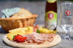 Brotzeitteller, Jausenteller, mit Brot und Getränke im Hintergrund, Alpe Steris, Biosphärenreservat Großes Walsertal, Lechquellengebirge, Vorarlberg, Österreich