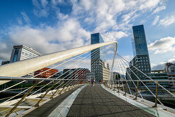 Fußgängerbrücke Zubizuri über Fluss Nervion, Architekt Santiago Calatrava, Bilbao, Baskenland, Spanien