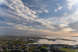 Erhöhter Blick auf die Hauptadt der Färöer Inseln, Thorshavn, bei Sonnenaufgang