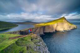 Wanderer in Abendstimmung am Leitisvatn, auch Sørvágsvatn genannt, Vágar, Färöer Inseln