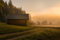 Kleiner Stadel am Geroldsee im Herbstmorgennebel, Krün, Deutschland