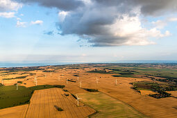 Blick aus dem Ballon über abgeerntete Felder bis zur Ostsee, Ostholstein, Schleswig-Holstein, Deutschland