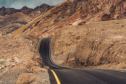 Artist Drive im Death Valley mit Gewitter im Hintergrund, Death Valley National Park, Nevada, Kalifornien, USA, Nordamerika