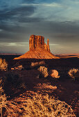 West Mitten Butte bei Sonnenuntergang im Monument Valley, Arizona, Utah, USA, Nordamerika