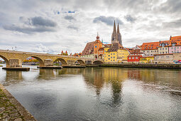 Die Steinerne Brücke in Regensburg, Bayern, Deutschland
