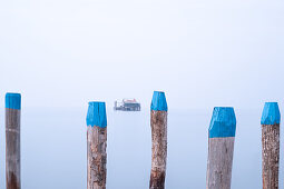 Blick auf die Fischerhütten auf Stelzen der Fischer von Pellestrina in der Lagune von Venedig, Pellestrina, Venetien, Italien, Europa