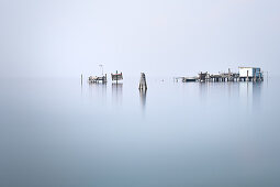 Blick auf die Fischerhütten auf Stelzen der Fischer von Pellestrina in der Lagune von Venedig, Pellestrina, Venetien, Italien, Europa