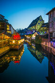 Weihnachtlich geschmückte Altstadt mit bunt angestrahlten Fachwerkhäusern, Weihnachtsmarkt Colmar, Elsass, Frankreich