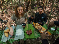 Barbecue bei Exkursion in den Regenwald am Amazonas bei Manaus, Amazonasbecken, Brasilien, Südamerika