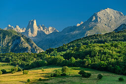 View of Picu Urriellu and Pico de Albo, Naranjo de Bulnes, Picos de Europa, Picos de Europa National Park, Cantabrian Mountains, Asturias, Spain