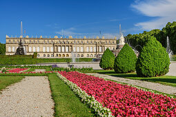 Parkanlage mit Blumenrabatten und Schloss Herrenchiemsee, Herrenchiemsee, Chiemsee, Oberbayern, Bayern, Deutschland