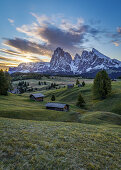 Das erste Sonnenlicht blinzelt auf die Landschaft auf der Seiser Alm in Südtirol, Italien