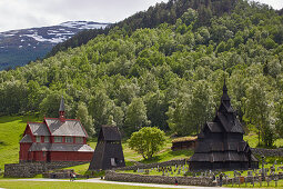 Neue Kirche (1868) und Stabkirche Borgund, Gemeinde Laerdal, Sogn og Fjordane, Norwegen, Europa 