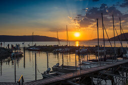 Sonnenuntergang und Yachthafen, bei Überlingen, Bodensee, Baden-Württemberg, Deutschland