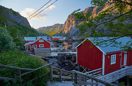 Rorbuer in Nusfjord, Sonnenuntergang, Flakstadoeya, Lofoten, Nordland, Norwegen, Europa