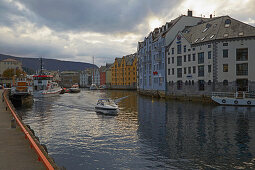 Spaziergang durch die Jugendstilstadt Alesund, Provinz Möre og Romsdal, Vestlandet, Norwegen, Europa