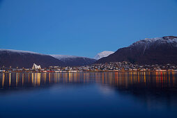 Arctic Cathedral (Ishavskatedralen) and bridge (Bruvegen) over the Tromsöysundet, Tromsö, Schnee, Troms, Norway, Europe