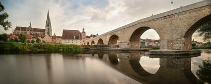 UNESCO World Heritage Site &quot;Old Town of Regensburg with Stadtamhof&quot;, Old Danube Bridge over the Danube, view to Regensburg Cathedral, Upper Palatinate, Bavaria, Germany