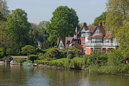 Themse mit Fachwerkhaus, Henley-upon-Thames, Oxfordshire, England