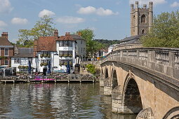 Henley Bridge über die Themse und das Pub Angel on the Bridge, Henley-upon-Thames, Oxfordshire, England