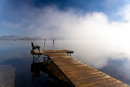 Badesteg mit Sitzbank am Kochelsee, Bayern, Deutschland.