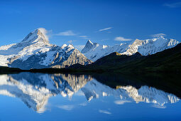 Schreckhorn, Finsteraarhorn und Fiescherhorn spiegeln sich in Bergsee, Bachalpsee, Grindelwald, Berner Oberland, UNESCO Weltnaturerbe Schweizer Alpen Jungfrau-Aletsch, Berner Alpen, Bern, Schweiz