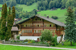Altes Bauernhaus mit Schnitzereien, Bemalung und Bauerngarten, Knuttihaus, Därstetten, Simmental, Berner Alpen, Bern, Schweiz