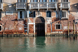 Blick auf die Hausfassade entlang des Canale Grande, Venedig, Venetien, Italien, Europa