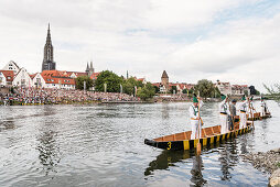 Fischerstechen auf der Donau in Ulm, Ulmer Münster, Metzgerturm, Schwäbische Alb, Baden-Württemberg, Deutschland