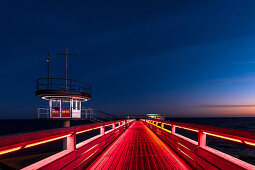 Lichterilluminierung der Seebrücke in Kellenhusen zur blauen Stunde, Ostsee, Ostholstein, Schleswig-Holstein, Deutschland
