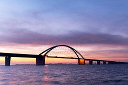 Blick auf die Fehmarnsundbrücke zur blauen Stunde am Morgen, Fehmarn, Ostholstein, Schleswig-Holstein, Deutschland