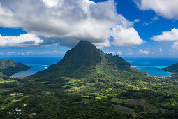 Luftaufnahme von Opunohu Bay (links) und Cook's Bay (rechts) von oberhalb des Belvedere Lookout gesehen, Moorea, Windward Islands, Französisch-Polynesien, Südpazifik