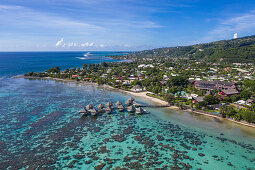 Luftaufnahme von Überwasserbungalows des Tahiti Ia Ora Beach Resort (managed by Sofitel) mit Insel Moorea in der Ferne, nahe Papeete, Tahiti, Windward Islands, Französisch-Polynesien, Südpazifik