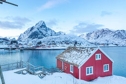 Fischerdorf Reine auf Lofoten Inseln am Abend, Reine, Norwegen