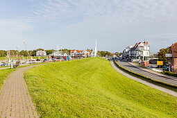 Fußweg auf dem Deich, Bensersiel, Ostfriesland, Niedersachsen, Deutschland