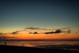 Silhouette of two people on the Wadden Sea at dusk, Schillig, Wangerland, Friesland, Lower Saxony, Germany, Europe