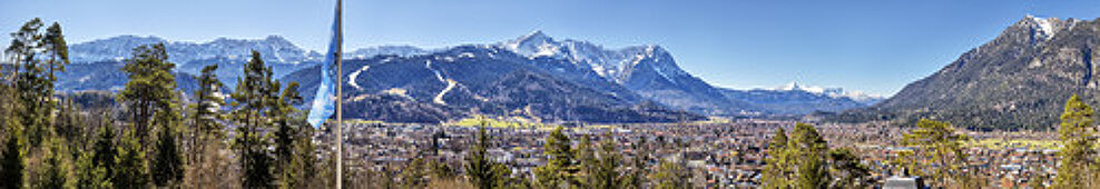 Garmisch mit Zugspitze Panorama, Bayern, Deutschland