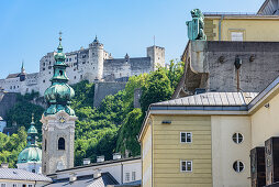 Festspielhaus, Stiftskirche von St. Peter und Festung Hohensalzburg in Salzburg, Österreich