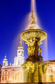 Samsonbrunnen und Rathaus am Stadtplatz von Budweis, Südböhmen, Tschechische Republik